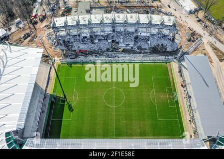 Blick auf das Spielfeld und das Wildpark-Stadion sowie die alte Haupttribüne, die derzeit abgerissen und abgebaut wird. Drohnenbild der Baustelle des Karlsruher Wildpark Stadions GES / Fußball / 2. Bundesliga Karlsruher SC Wildparkstadion, 7th. März 2021 Fußball: 2. Bundesliga: Karlsruher SC Stadion, Karlsruhe, 07. März 2021 Dronensicht / Luftaufnahme über das KSC-Wildpark Stadion im Bau - weltweit im Einsatz Stockfoto