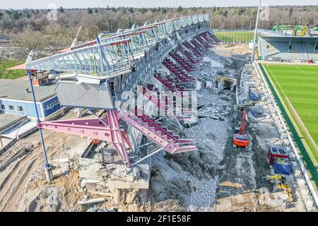 Blick auf das Spielfeld und das Wildpark-Stadion sowie die alte Haupttribüne, die derzeit abgerissen und abgebaut wird. Drohnenbild der Baustelle des Karlsruher Wildpark Stadions GES / Fußball / 2. Bundesliga Karlsruher SC Wildparkstadion, 7th. März 2021 Fußball: 2. Bundesliga: Karlsruher SC Stadion, Karlsruhe, 07. März 2021 Dronensicht / Luftaufnahme über das KSC-Wildpark Stadion im Bau - weltweit im Einsatz Stockfoto