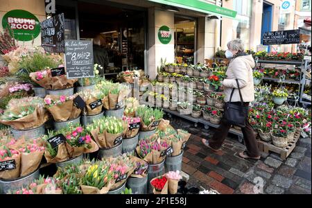 08. März 2021, Mecklenburg-Vorpommern, Rostock: Eine Frau kauft nach der Wiedereröffnung des Einzelhandels im Zentrum der Hansestadt in einem Blumenladen ein. Der Einzelhandel kann unter Bedingungen auf 08.03.2021 in Mecklenburg-Vorpommern wieder eröffnet werden. In Rostock und Vorpommern-Rügen ist Einkaufen ohne Voranmeldung möglich, aber in den anderen Regionen des Landes ist dies notwendig. Foto: Bernd Wüstneck/dpa-Zentralbild/dpa Stockfoto