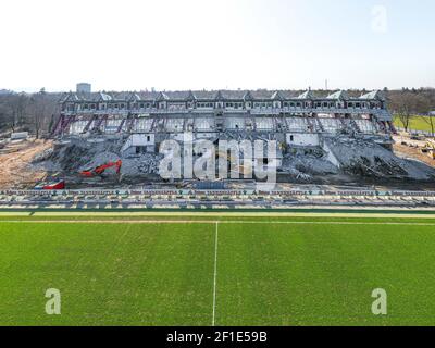 Blick auf das Spielfeld und das Wildpark-Stadion sowie die alte Haupttribüne, die derzeit abgerissen und abgebaut wird. Drohnenbild der Baustelle des Karlsruher Wildpark Stadions GES / Fußball / 2. Bundesliga Karlsruher SC Wildparkstadion, 7th. März 2021 Fußball: 2. Bundesliga: Karlsruher SC Stadion, Karlsruhe, 07. März 2021 Dronensicht / Luftaufnahme über das KSC-Wildpark Stadion im Bau - weltweit im Einsatz Stockfoto