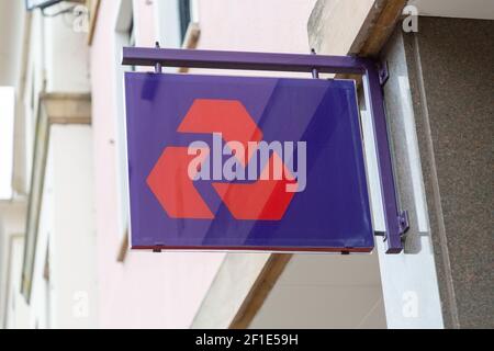 NatWest Bank Schild an der Wand vor der Filiale, Großbritannien Stockfoto