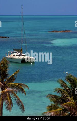 Costline Boot Katamaran in der blauen Lagune Entspannen Sie sich auf isla contoy Stockfoto