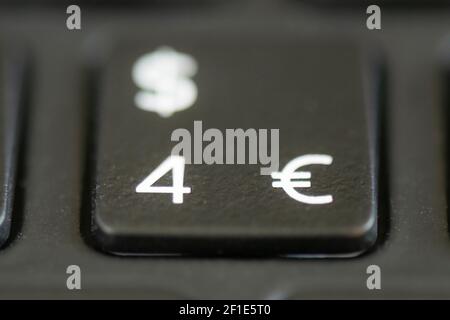 Nummer 4, Dollar und Euro-Taste auf einer Laptop-Tastatur Stockfoto