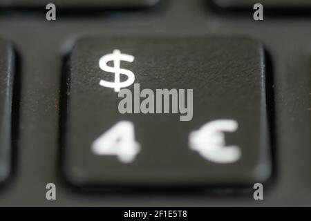 4, Dollar und Euro-Taste auf einer Laptop-Tastatur Stockfoto