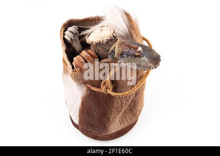 Steinzeithandtasche mit Höhlenwerkzeugen auf weißem Hintergrund Stockfoto