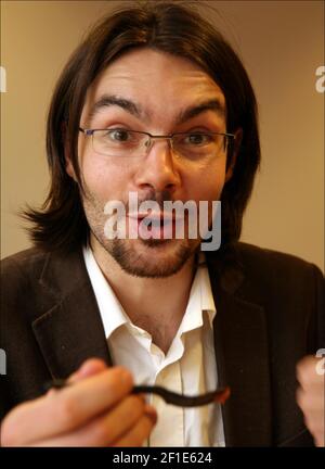 Jerome Taylor versucht WUNDER FRUCHT ( Synsepalum Dulcificum) Was saure und bittere Speisen süßer schmecken lässt.Foto von David Sandison The Independent Stockfoto