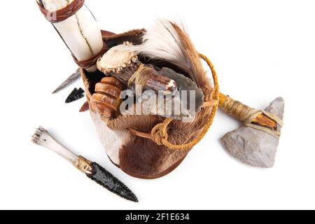 Steinzeit-Handtasche mit Cavemen Ax, Werkzeug und Messer auf weißem Hintergrund Stockfoto