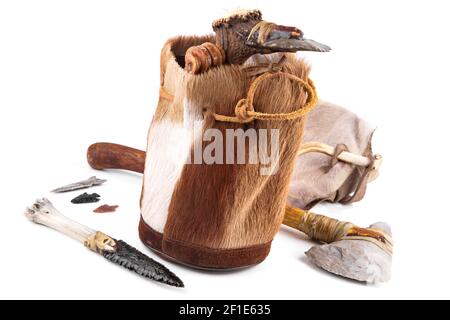 Steinzeit-Handtasche mit Cavemen Ax, Werkzeug und Messer auf weißem Hintergrund Stockfoto