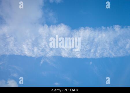 Kondensstreifen oder Dampfspuren an einem blauen Himmel Stockfoto