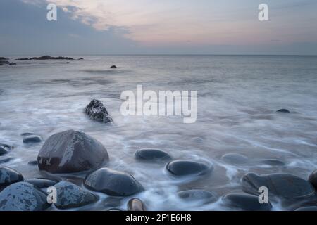 Ruhiges Meer in Westward ho! In devon in der Abenddämmerung Stockfoto