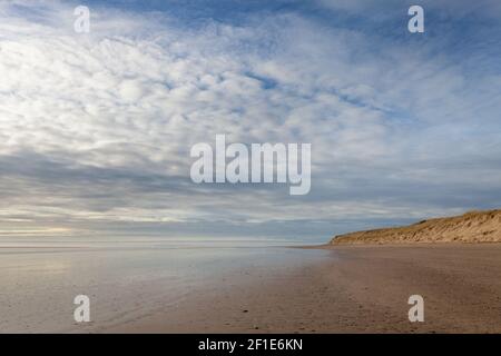 Riesiger leerer Sandstrand im Norden von devon, england an einem sonnigen Tag Stockfoto