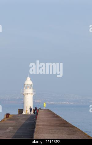 Am Ende des Wellenbrechens in Brixham wird gefischt Beim Leuchtturm Stockfoto