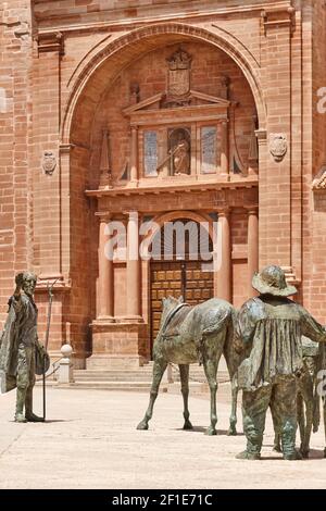 Villanueva de los Infantes Platz. Don Quijote Skulptur und Kathedrale Stockfoto