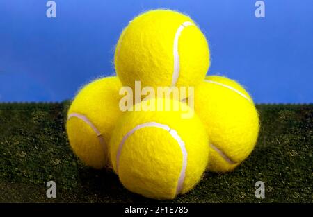 Vier gelbe Tennisbälle im Studio Einstellung, London, England, Vereinigtes Königreich Stockfoto