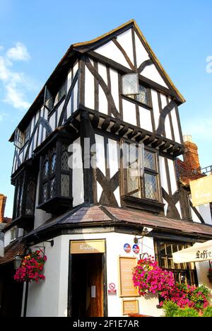 13th Century The Birdcage Pub, Cornmarket, Thame, Oxfordshire, England, Vereinigtes Königreich Stockfoto