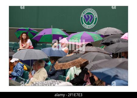 Wimbledon 2008... 2/7/2008 früher Regen stoppt playphotograph von David Sandison The Independent Stockfoto