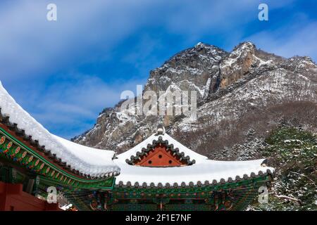 Baekyangsa Tempel, der Morgen von Naejangsan mit Schnee bedeckt, Winterlandschaft in Korea. Stockfoto