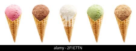 Set Eisschaufeln in Waffelkegel - Erdbeere, Schokolade, grüne Vanille, Pistazie und Karamell Eis isoliert auf weißem Hintergrund Stockfoto