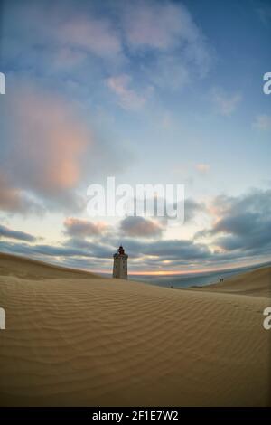 Großer Leuchtturm auf großen Sanddünen in Dänemark Stockfoto