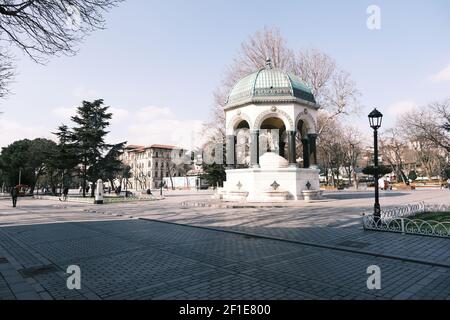 Sultanahmet-Platz, istanbul. Alte öffentliche Brunnen durch Ottomane Reich mit prächtigen Gravuren, Malerei als deutscher Brunnen genannt Stockfoto