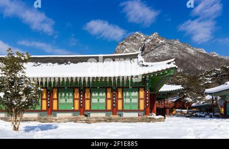 Verschneite Baekyangsa Tempel, Winterlandschaft in Südkorea. Stockfoto