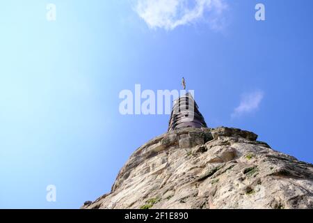 Istanbul-Säule von Konstantin (cemberlitas) Foto von der Unterseite der antiken römischen Säule mit hellblauem Himmel und fliegender Möwe aufgenommen. Stockfoto