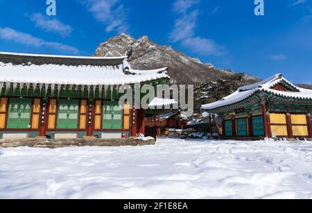 Verschneite Baekyangsa Tempel, Winterlandschaft in Südkorea. Stockfoto