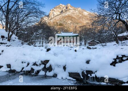 Baekyangsa Tempel, der Morgen von Naejangsan mit Schnee bedeckt, Winterlandschaft in Korea. Stockfoto