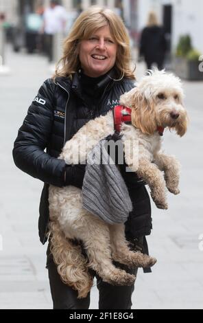 London, Großbritannien. März 2021, 8th. Rachel Johnson, Schwester von Premierminister Boris Johnson, mit ihrem Cockapoo 'Ziggy'. Kredit: Mark Thomas/Alamy Live Nachrichten Stockfoto