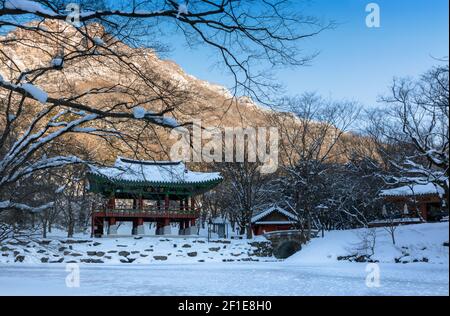 Baekyangsa Tempel, der Morgen von Naejangsan mit Schnee bedeckt, Winterlandschaft in Korea. Stockfoto