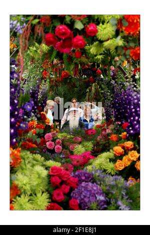 Die Öffentlichkeit genießt einen weiteren schönen Wettertag und schöne Blumen Bei der Chelsea Flower Show 2008 in LondonFoto von David Sandison The Independent Stockfoto