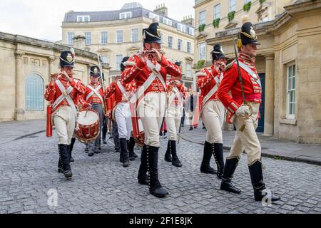 Die Re-enactment Gruppe, seine Majestät 33rd Regiment des Fußes sind abgebildet Als sie an der Jane Austen Grand Regency teilnehmen Kostümierte Promenade 15/09/18 Stockfoto