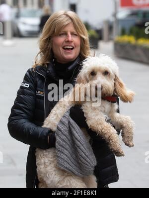 London, Großbritannien. März 2021, 8th. Rachel Johnson, Schwester von Premierminister Boris Johnson, mit ihrem Cockapoo 'Ziggy'. Kredit: Mark Thomas/Alamy Live Nachrichten Stockfoto