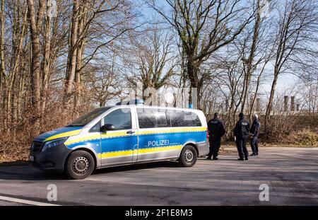 08. März 2021, Schleswig-Holstein, Kühren: Polizeibeamte sperren die Zufahrtsstraße zu einer Geflügelfarm im Kreis Plön. In dem Betrieb mit etwa 76 000 Legehennen wurde ein Fall von Geflügelpest festgestellt. (Zu "Vogelgrippe in Bauernhof mit 76 000 Hühnern im Bezirk Plön nachgewiesen") Foto: Daniel Bockwoldt/dpa Stockfoto