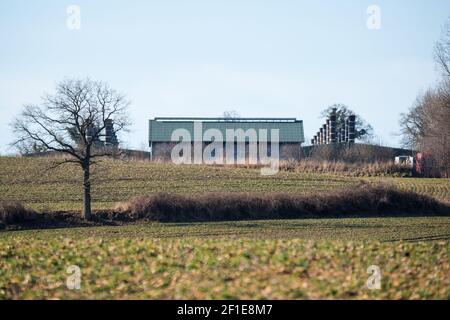 08. März 2021, Schleswig-Holstein, Kühren: Blick auf eine Geflügelfarm im Landkreis Plön. In dem Betrieb mit etwa 76 000 Legehennen wurde ein Fall von Geflügelpest festgestellt. (Zu "Vogelgrippe in Bauernhof mit 76 000 Hühnern im Bezirk Plön nachgewiesen") Foto: Daniel Bockwoldt/dpa Stockfoto