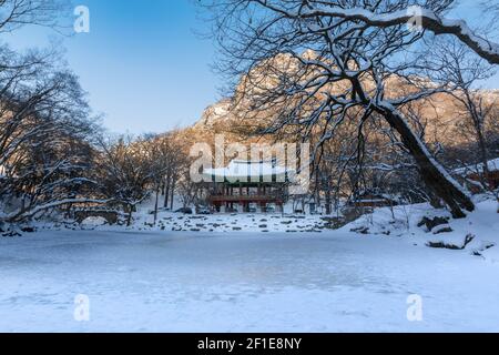 Baekyangsa Tempel, der Morgen von Naejangsan mit Schnee bedeckt, Winterlandschaft in Korea. Stockfoto