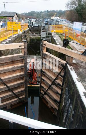 In ganz Großbritannien - Austausch von Schleusentoren auf dem Leeds - Liverpool Canal am 'Top Lock' Wheelton, nahe Chorley, Lancashire Stockfoto