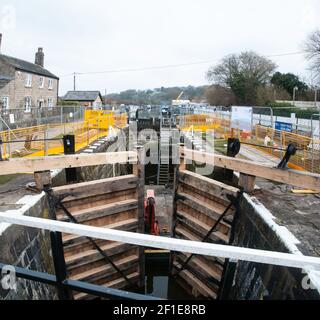 In ganz Großbritannien - Austausch von Schleusentoren auf dem Leeds - Liverpool Canal am 'Top Lock' Wheelton, nahe Chorley, Lancashire Stockfoto