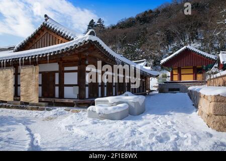 Winterlandschaft mit schneebedecktem Hanok. Baekyangsa Tempel in Jeollanam-do, Südkorea. Stockfoto