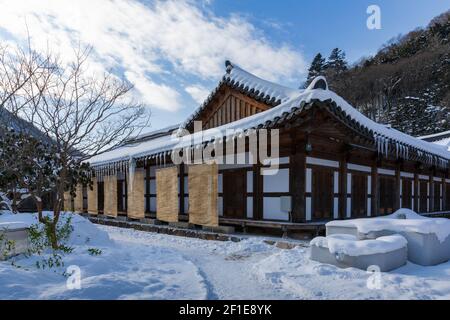 Winterlandschaft mit schneebedecktem Hanok. Baekyangsa Tempel in Jeollanam-do, Südkorea. Stockfoto