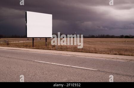 Straßenrand Billboard Werbung Medium Dark Stormy Skies Stockfoto