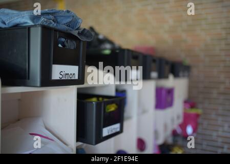 Kinder Station in einem Klassenzimmer mit all ihren Sachen Stockfoto