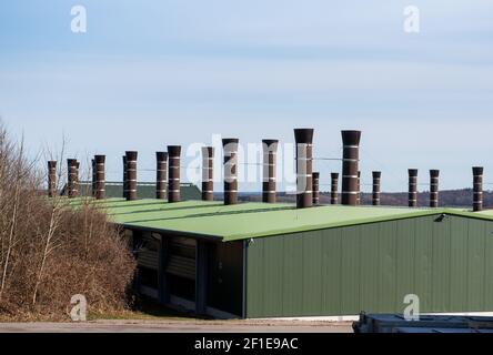 08. März 2021, Schleswig-Holstein, Kühren: Blick auf eine Geflügelfarm im Landkreis Plön. Im Betrieb mit etwa 76 000 Legehennen wurde ein Fall von Vogelgrippe festgestellt. (Zu "Vogelgrippe in Bauernhof mit 76 000 Hühnern im Bezirk Plön nachgewiesen") Foto: Daniel Bockwoldt/dpa Stockfoto