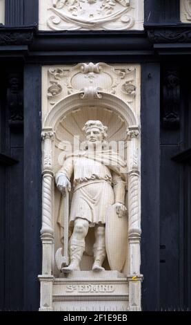 Statue Saint Edmund, Bury St Edmunds, Suffolk, England von Michael Vyne Treleavan 1910 Stockfoto