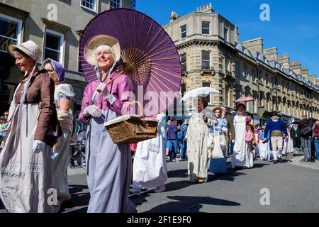 Bath, UK,15/09/2019 Jane Austen Fans, die an der weltberühmten kostümierten Promenade des Grand Regency teilnehmen, sind beim Spaziergang entlang der Milsom Street zu sehen. Stockfoto