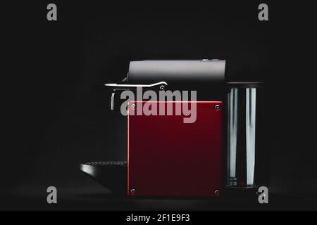 Ein Foto aus dem Studio von einer Kaffeemaschine, das mit Kontrasten, Details, starker Schärfe und Schärfe besticht. Ein Bild, das jede Menge Kaffee-Vibes am Morgen vermittelt. Stockfoto