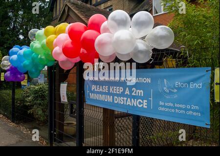 Datchet, Berkshire, Großbritannien. März 2021, 8th. Die Eton End Schule in Datchet hat heute Morgen für alle Schüler wieder geöffnet. Hübsche Regenbogen bunte Luftballons waren vor der Schule, um die Kinder wieder willkommen zu heißen. Trotz der aktuellen Covid-19 Coronavirus-Sperre in England, hat die Regierung angekündigt, dass es sicher ist, Schulen wieder zu öffnen. Abhängig von ihrem Alter werden einige Kinder verpflichtet, häufige Covid-19 Lateral Flow Tests zu haben und Gesichtsmasken den ganzen Tag während der Schule zu tragen. Quelle: Maureen McLean/Alamy Live News Stockfoto