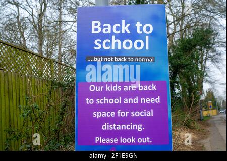 Datchet, Berkshire, Großbritannien. März 2021, 8th. Die Eton End Schule in Datchet hat heute Morgen für alle Schüler wieder geöffnet. Hübsche Regenbogen bunte Luftballons waren vor der Schule, um die Kinder wieder willkommen zu heißen. Trotz der aktuellen Covid-19 Coronavirus-Sperre in England, hat die Regierung angekündigt, dass es sicher ist, Schulen wieder zu öffnen. Abhängig von ihrem Alter werden einige Kinder verpflichtet, häufige Covid-19 Lateral Flow Tests zu haben und Gesichtsmasken den ganzen Tag während der Schule zu tragen. Quelle: Maureen McLean/Alamy Live News Stockfoto