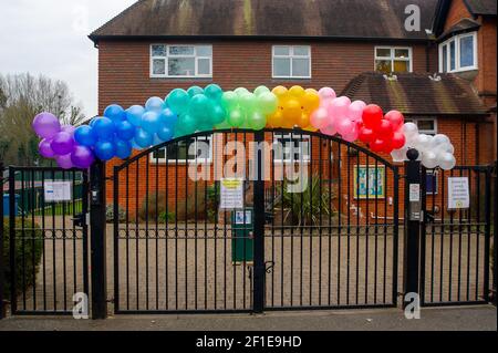 Datchet, Berkshire, Großbritannien. März 2021, 8th. Die Eton End Schule in Datchet hat heute Morgen für alle Schüler wieder geöffnet. Hübsche Regenbogen bunte Luftballons waren vor der Schule, um die Kinder wieder willkommen zu heißen. Trotz der aktuellen Covid-19 Coronavirus-Sperre in England, hat die Regierung angekündigt, dass es sicher ist, Schulen wieder zu öffnen. Abhängig von ihrem Alter werden einige Kinder verpflichtet, häufige Covid-19 Lateral Flow Tests zu haben und Gesichtsmasken den ganzen Tag während der Schule zu tragen. Quelle: Maureen McLean/Alamy Live News Stockfoto