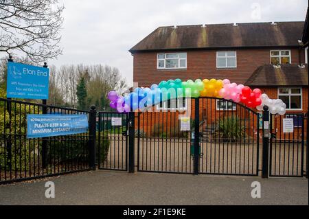 Datchet, Berkshire, Großbritannien. März 2021, 8th. Die Eton End Schule in Datchet hat heute Morgen für alle Schüler wieder geöffnet. Hübsche Regenbogen bunte Luftballons waren vor der Schule, um die Kinder wieder willkommen zu heißen. Trotz der aktuellen Covid-19 Coronavirus-Sperre in England, hat die Regierung angekündigt, dass es sicher ist, Schulen wieder zu öffnen. Abhängig von ihrem Alter werden einige Kinder verpflichtet, häufige Covid-19 Lateral Flow Tests zu haben und Gesichtsmasken den ganzen Tag während der Schule zu tragen. Quelle: Maureen McLean/Alamy Live News Stockfoto